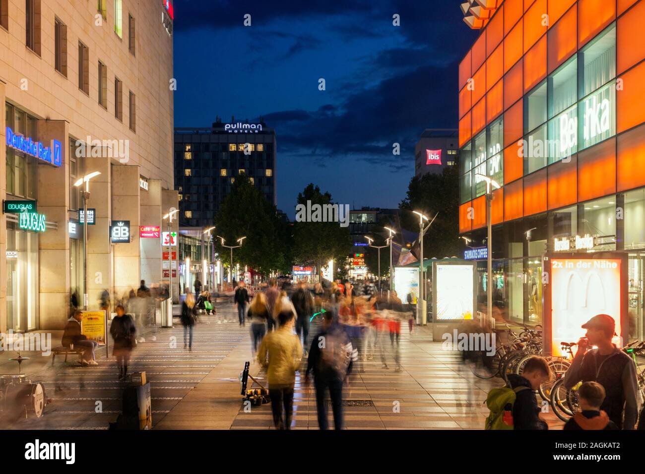 Zone piétonne de Prager Strasse le soir dans le centre de Dresde Banque D'Images