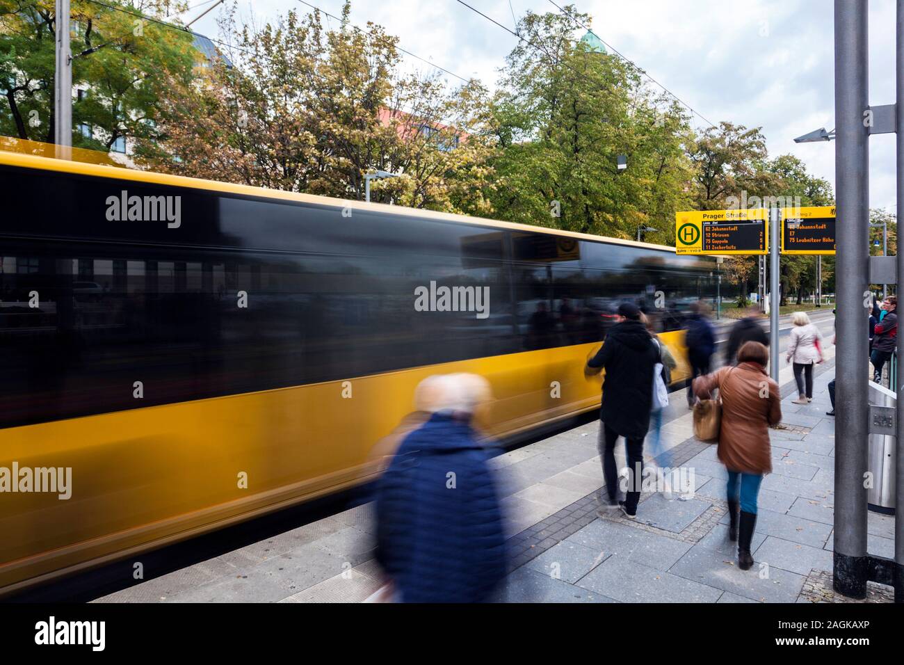 Arrêt Prager Strasse pour les tramways et les bus à Dresde Banque D'Images