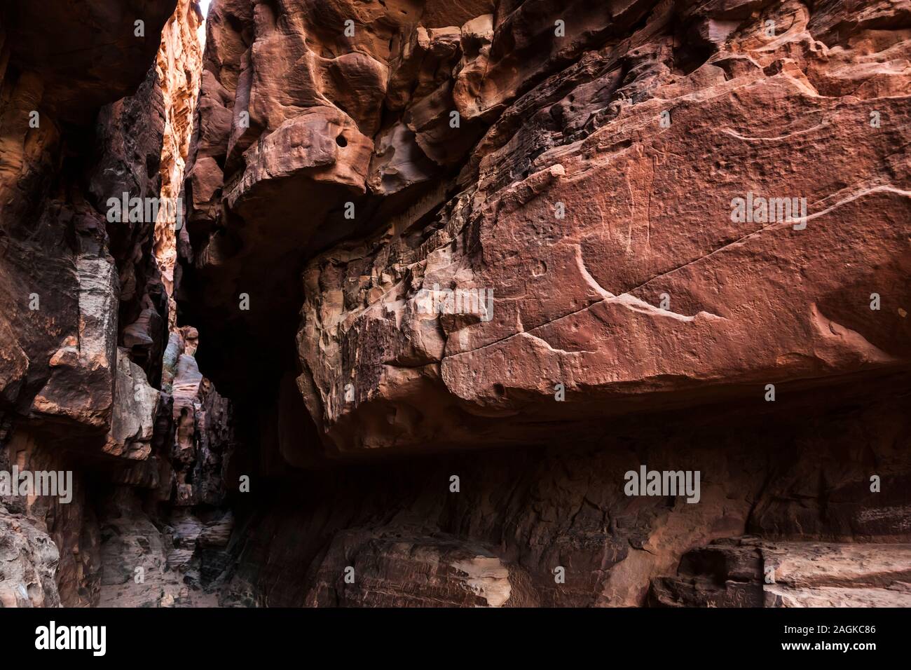 Wadi Rum, canyon Khazali, salon de pétroglyphes, à l'étroite gorge de blocs, de la Jordanie, Moyen-Orient, Asie Banque D'Images