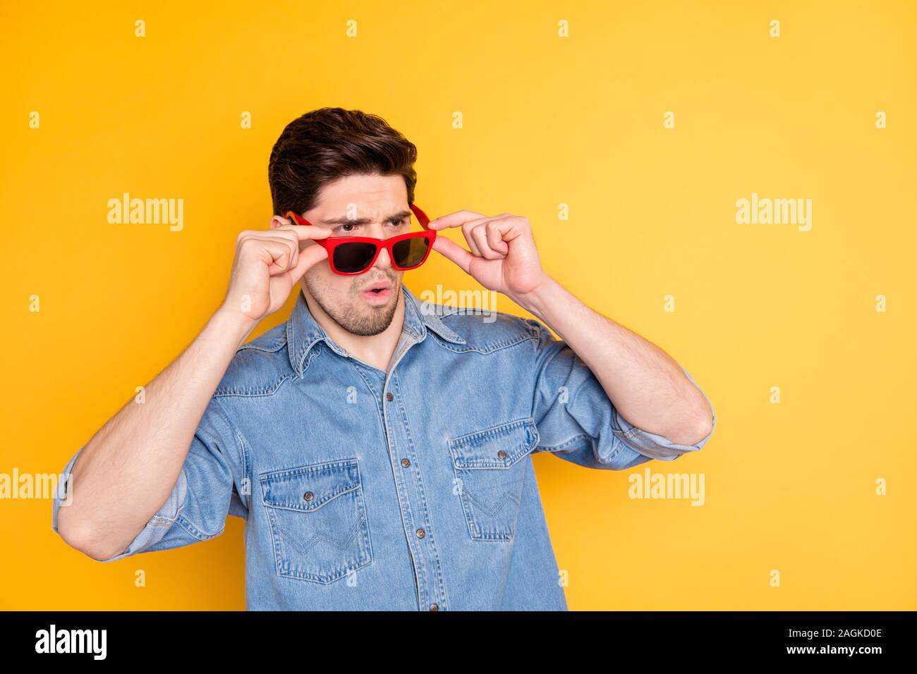 Portrait de son contenu, il se demande attrayant nice guy masculin viril mettre des specs wow isolé sur expression dynamique shine vivid lumineux Banque D'Images