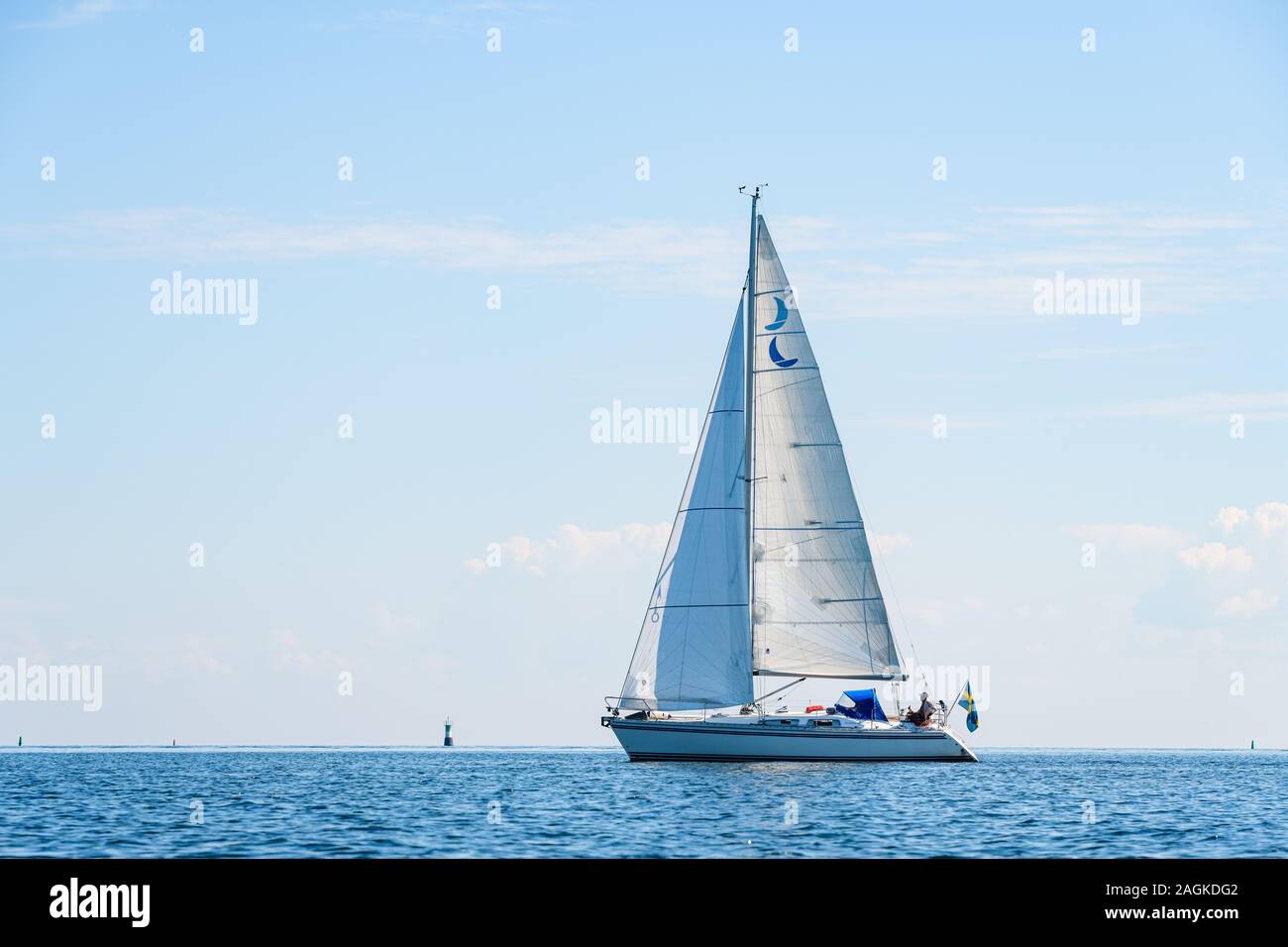 Voilier sur le Lac Vänern sur une journée ensoleillée Banque D'Images