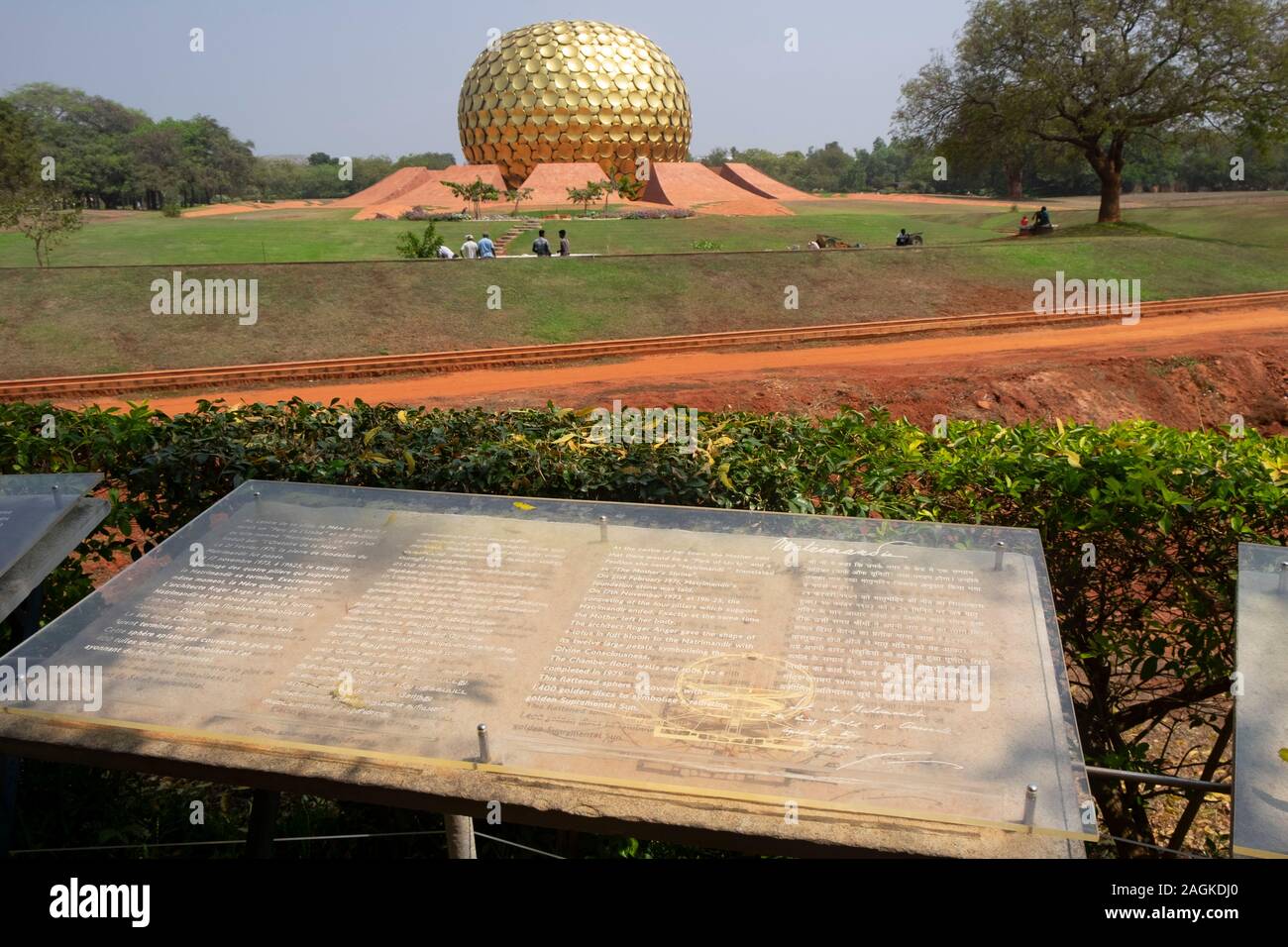 Info sign et l'extérieur de Matrimandir à Auroville, Tamil Nadu, Inde Banque D'Images