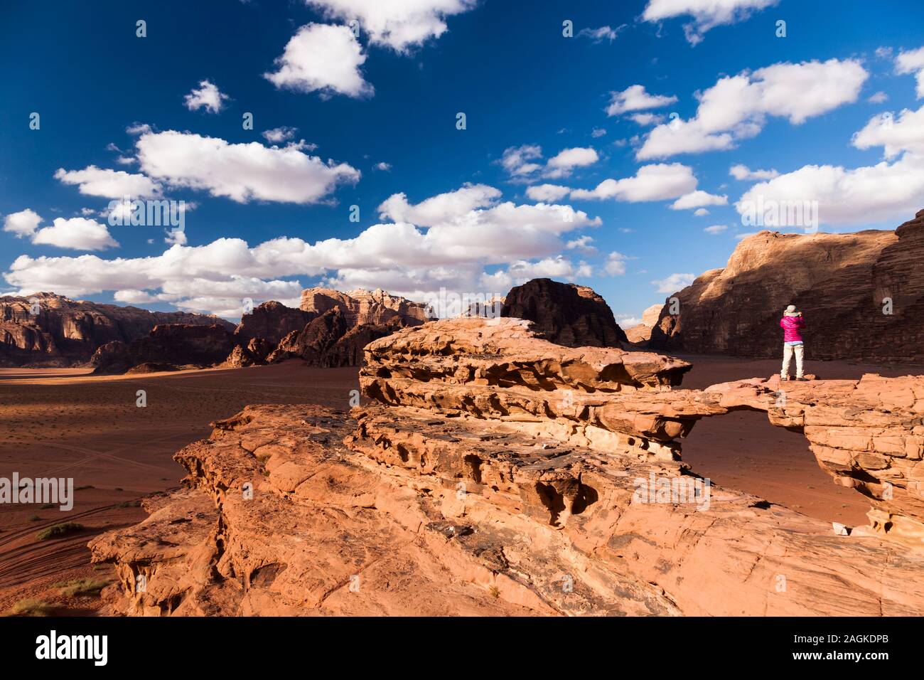 Wadi Rum, petit pont, pont de pierre naturelle par érosion, formation de pierre, montagnes rocheuses, Jordanie, moyen-Orient, Asie Banque D'Images