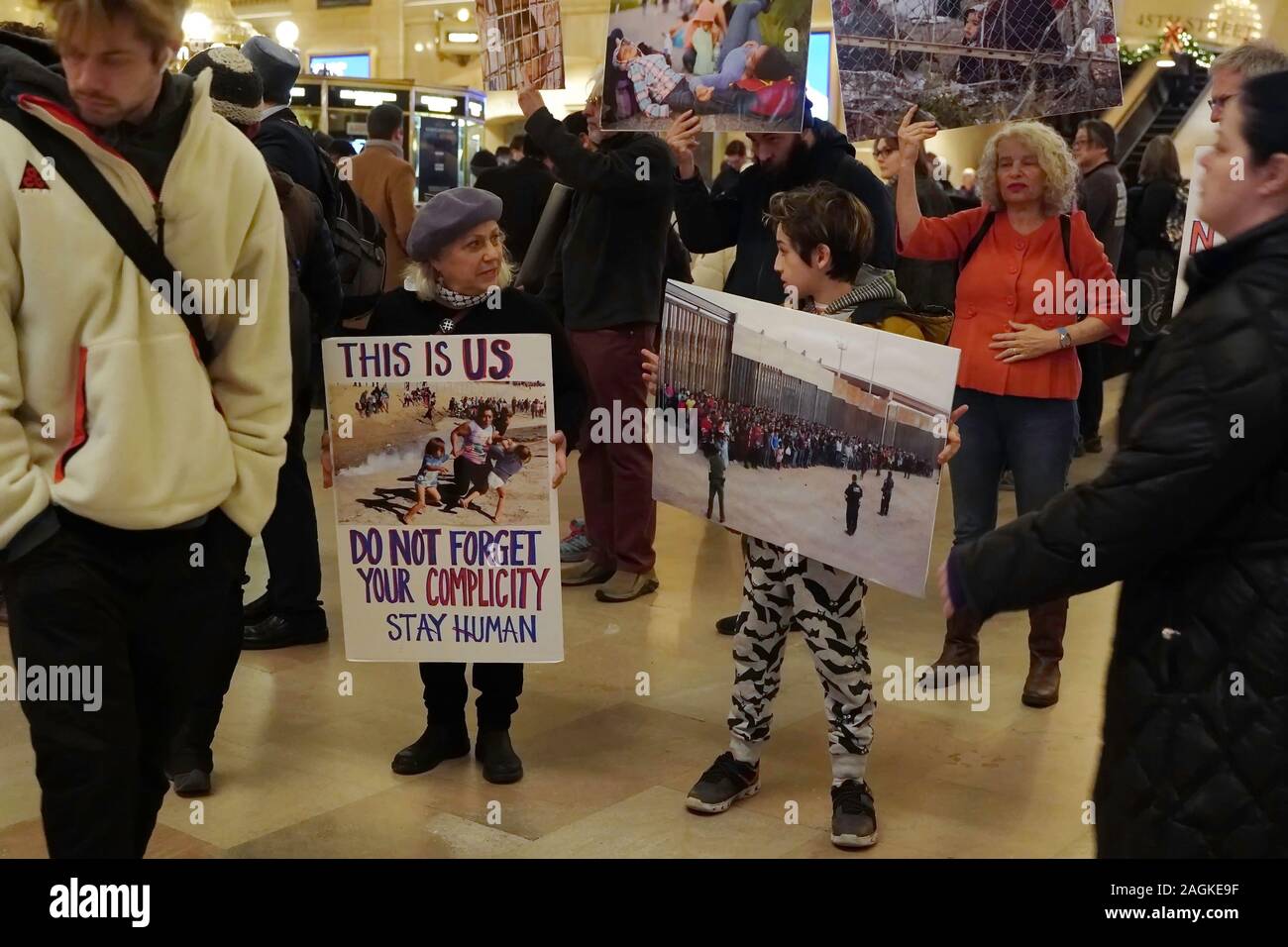 New York, NEW YORK / USA - 19 décembre 2019 : les femmes et enfants des manifestants de l'augmentation du groupe et résister à NYC contenir jusqu'symptômes au cours d'une protestation silencieuse agai Banque D'Images