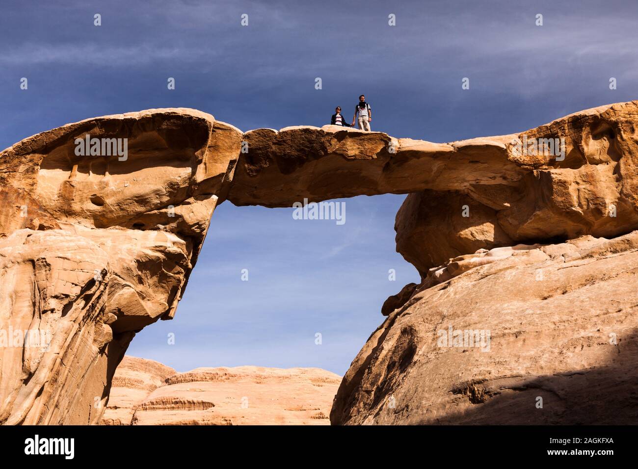 Wadi Rum, pont d'Um Frouth, pont en pierre naturelle par érosion, montagnes rocheuses, Jordanie, Moyen-Orient, Asie Banque D'Images
