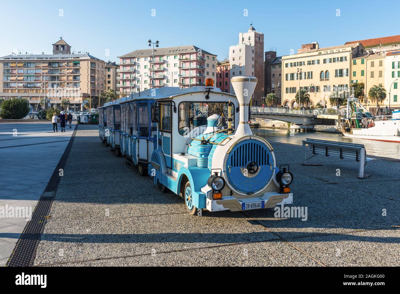 Savona, Italie - 1 décembre 2018 : Le train touristique-voiture vous attend  les touristes à la mer Ligure, près de la port terminal croisières de Savona,  Italie Photo Stock - Alamy