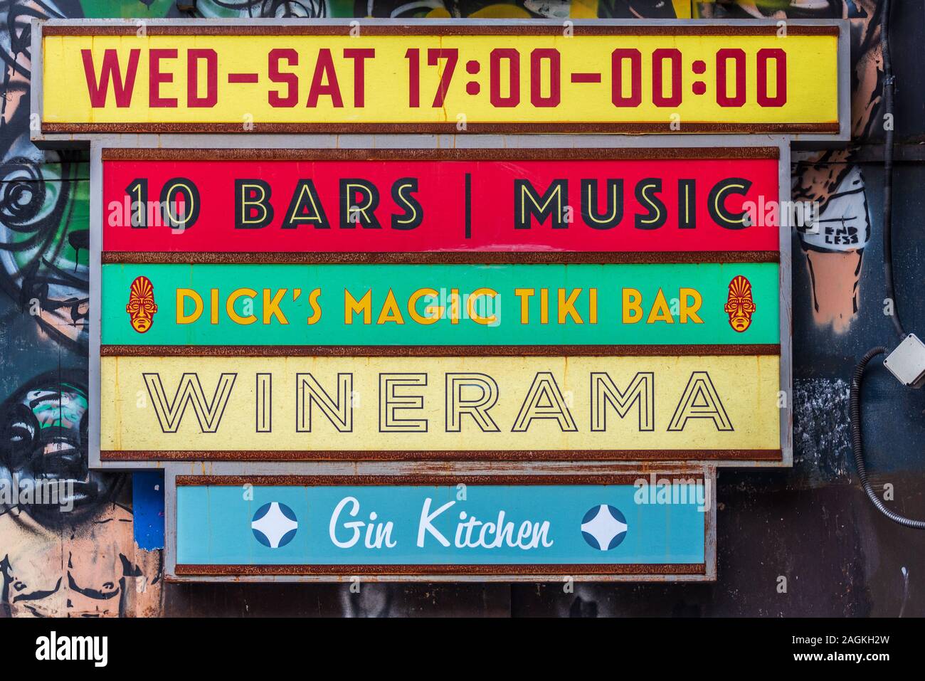 Dinerama Shoreditch Street Food Market - Signes colorés à l'extérieur de l'Dinerama Marché de l'alimentation de rue dans le quartier londonien branché de Shoreditch District Banque D'Images