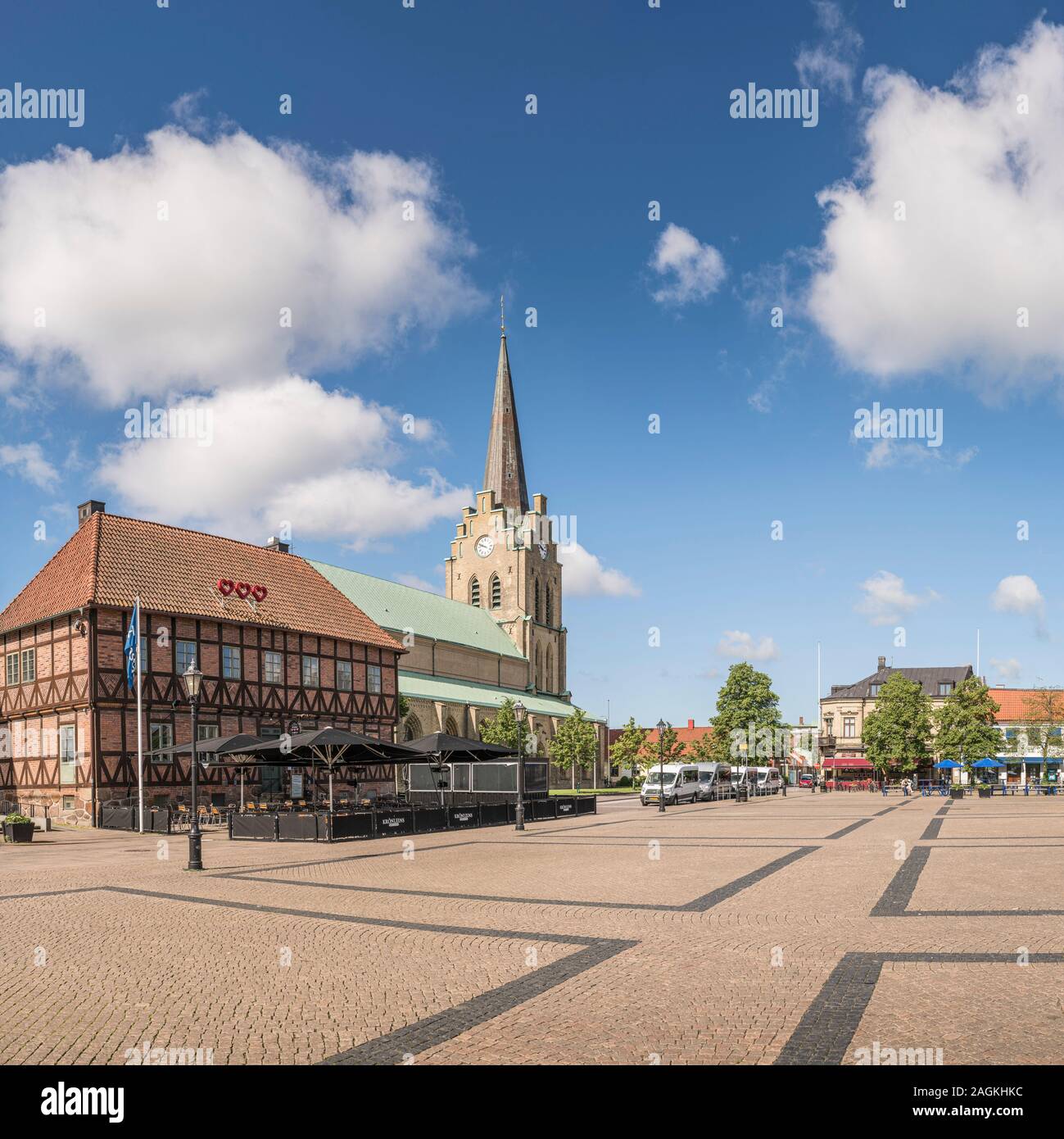 Avis de l'Hôtel de Ville et église Saint Nicolas à Stora Torg, Halmstad, Halland, Suède, Scandinavie. Banque D'Images