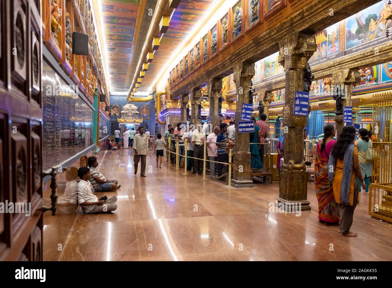 Les dévots à l'intérieur Manakula-Vinayagar-Tempel de Pondichéry, Pondicherry, Tamil Nadu, Inde Banque D'Images