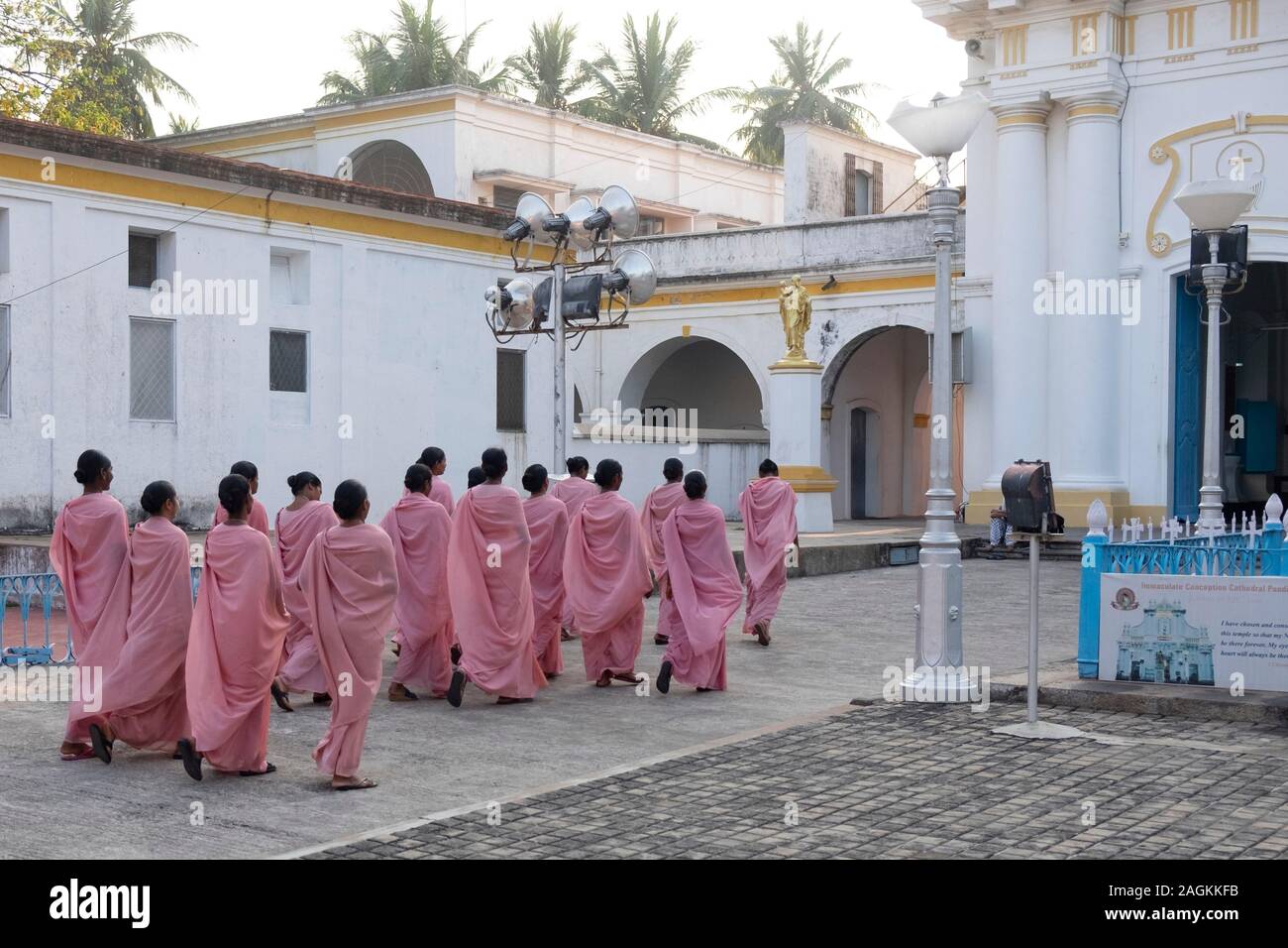 Vue arrière des moniales sur leur chemin dans le Notre Dame de l'Immaculée Conception Cathédrale à Puducherry, Tamil Nadu, Inde Banque D'Images