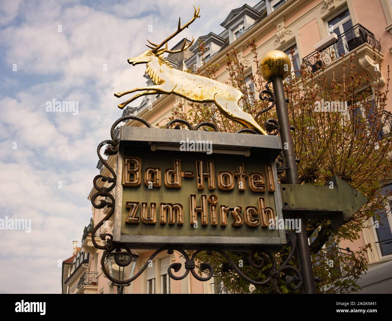 Enseigne au néon nostalgique avec brillant or deer. Antique Véritable panneau publicitaire dans la rue à Baden-Baden, Allemagne. Banque D'Images