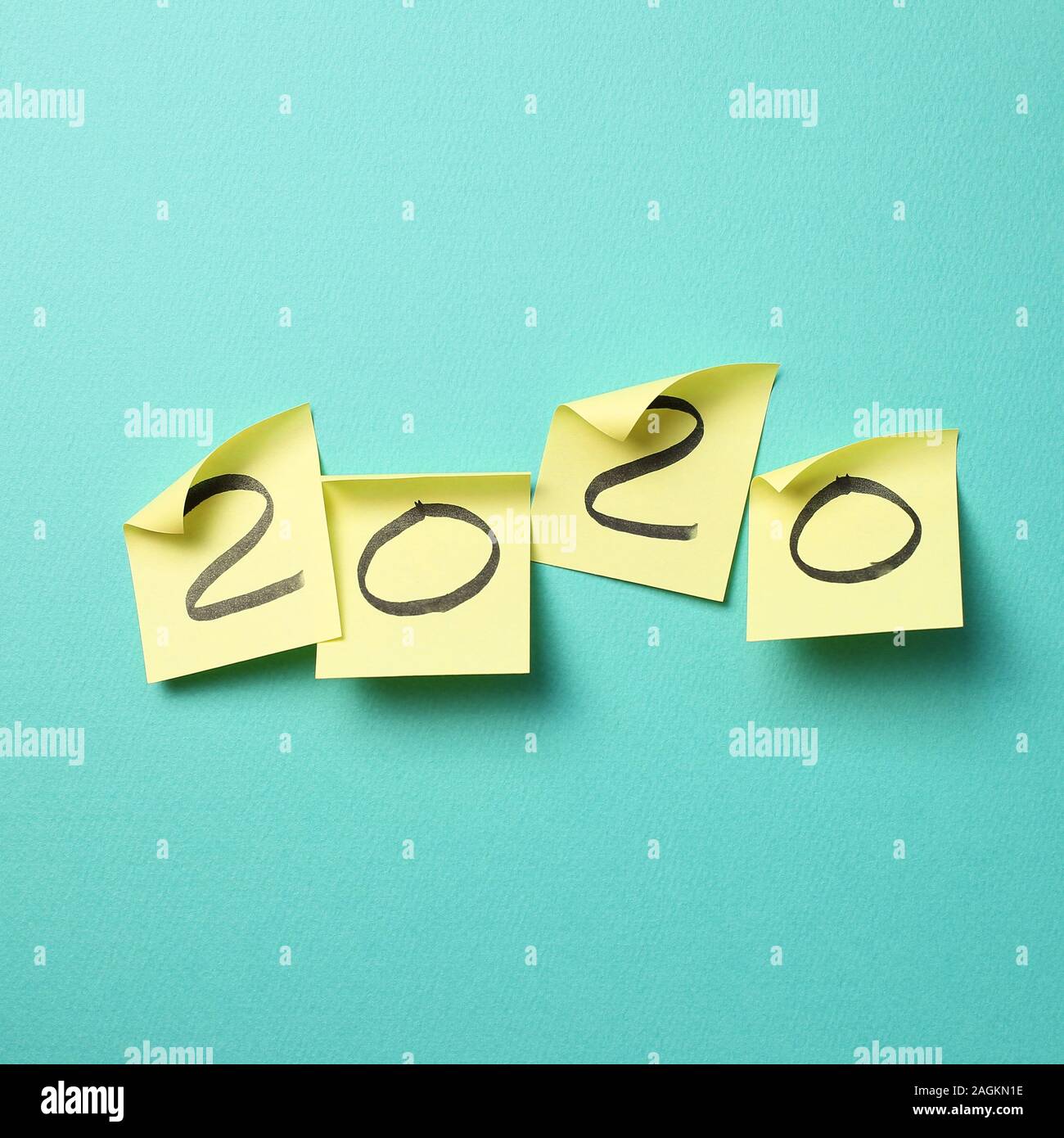 Heureuse Nouvelle Année 2020 Texte sur memo sur fond vert menthe Banque D'Images