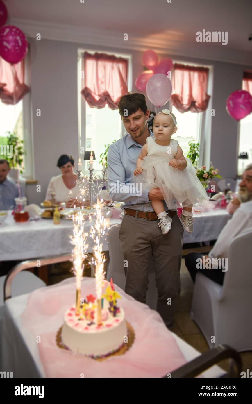 Bebe Fille 1 Ans De Manger Le Gateau D Anniversaire Dans La Chambre Fete D Anniversaire L Enfance Photo Stock Alamy