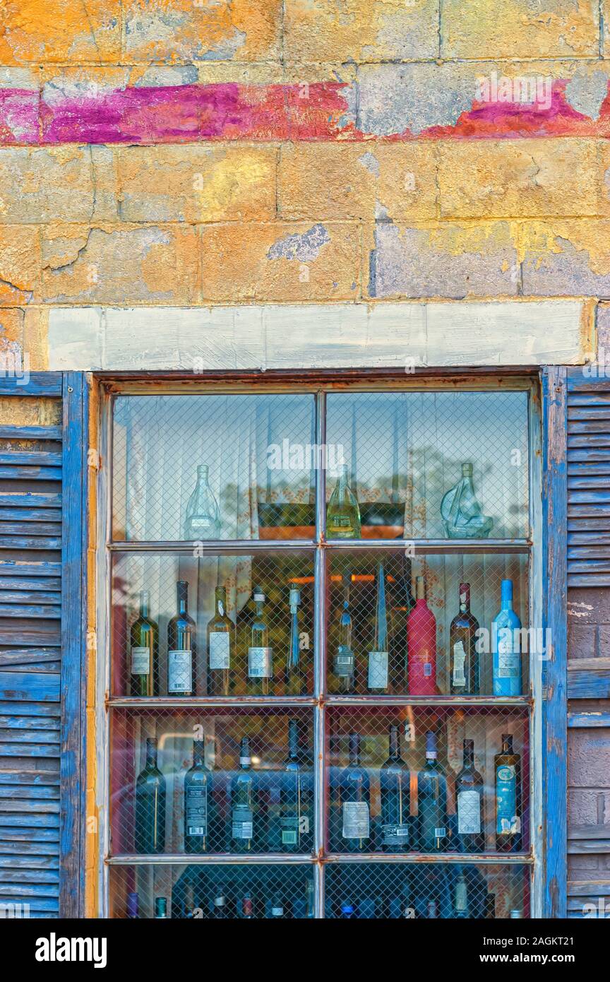 Des bouteilles de vin vides utilisés comme éléments décoratifs sur une fenêtre d'un restaurant à Ann Arbor, Michigan. Banque D'Images