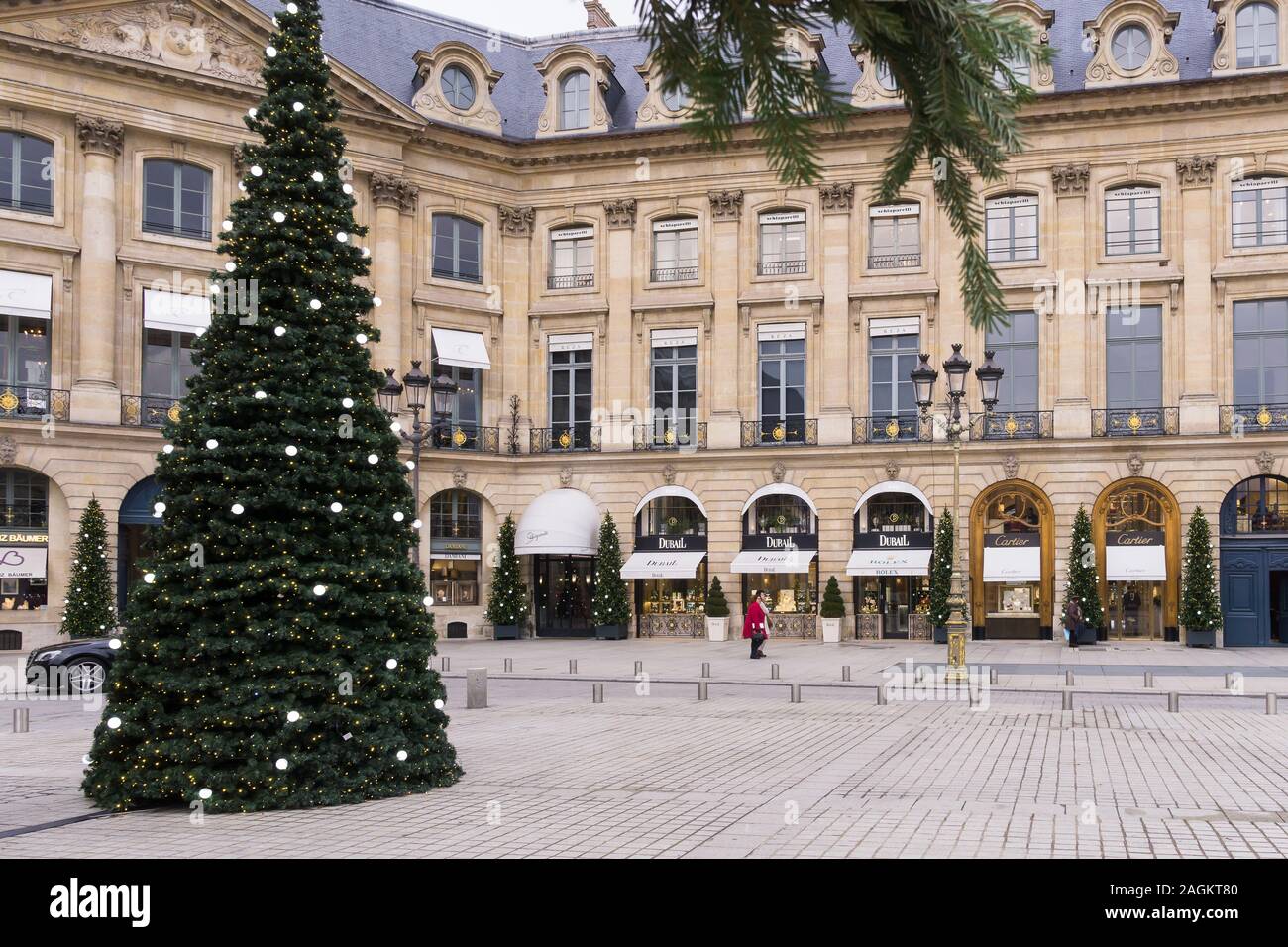 Paris - Noël arbre de Noël décoré dans un Place Vendôme dans le 1er arrondissement de Paris, France, Europe. Banque D'Images