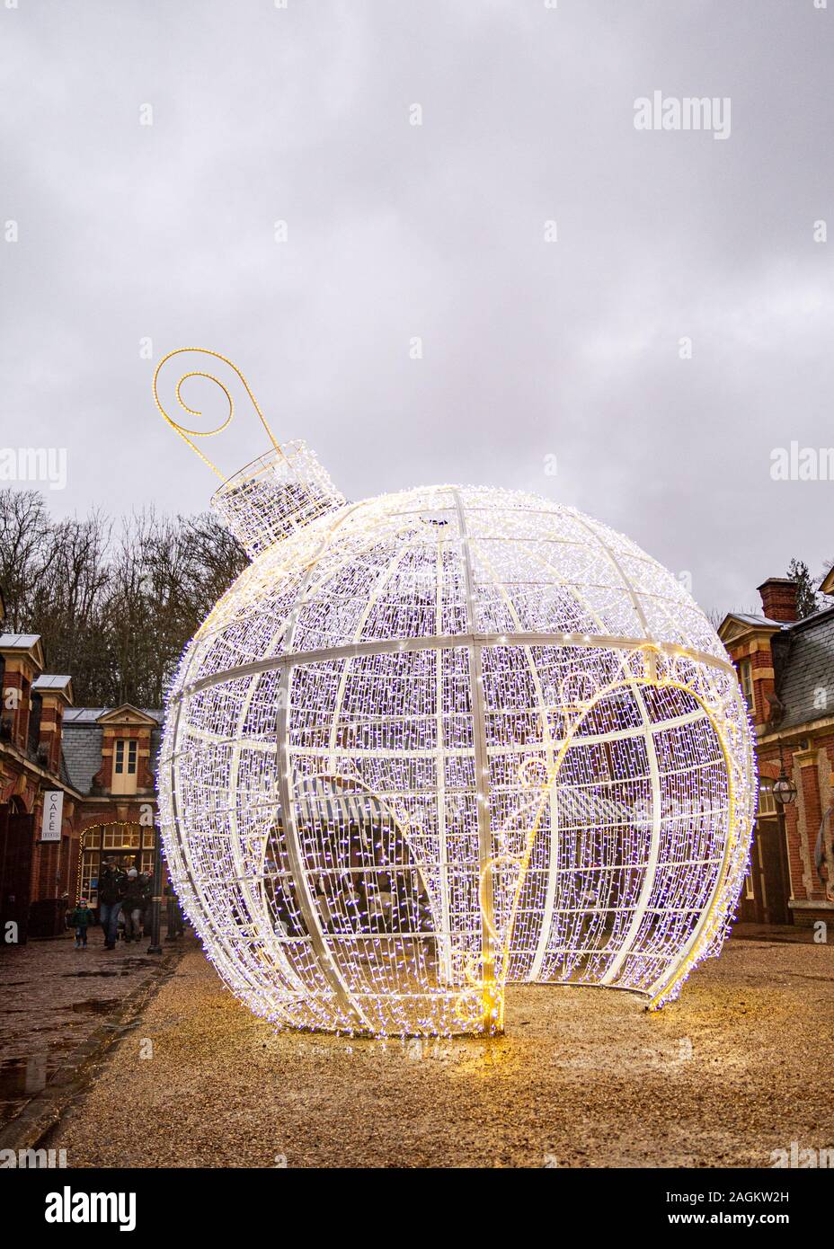 Boule de noël illuminée géante Banque de photographies et d'images à haute  résolution - Alamy