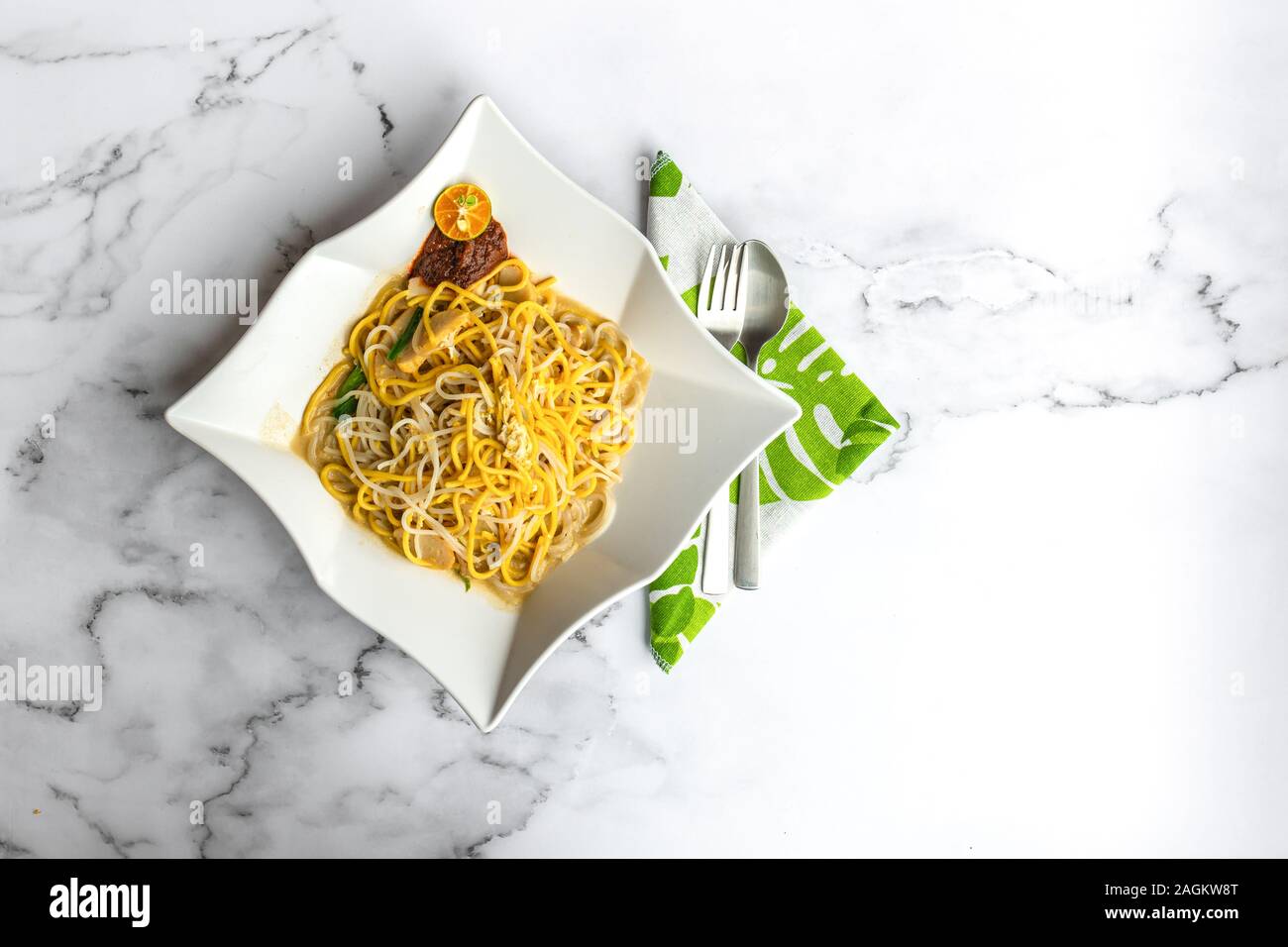 Crevettes et nouilles hokkien, est l'un des meilleurs aliments hawker à Singapour. Ce plat de nouilles sautés est riche en stock aromatique faite d'os de porc et pr Banque D'Images