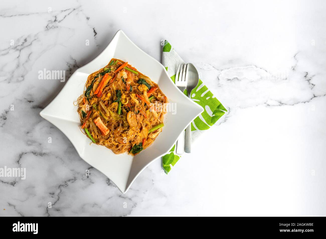 Hailam Mee Hoon ou connus comme des vermicelles de riz avec de la sauce, est un plat de poulet avec l'Asie et de la sauce de soja. Mise à plat sur la table. Banque D'Images