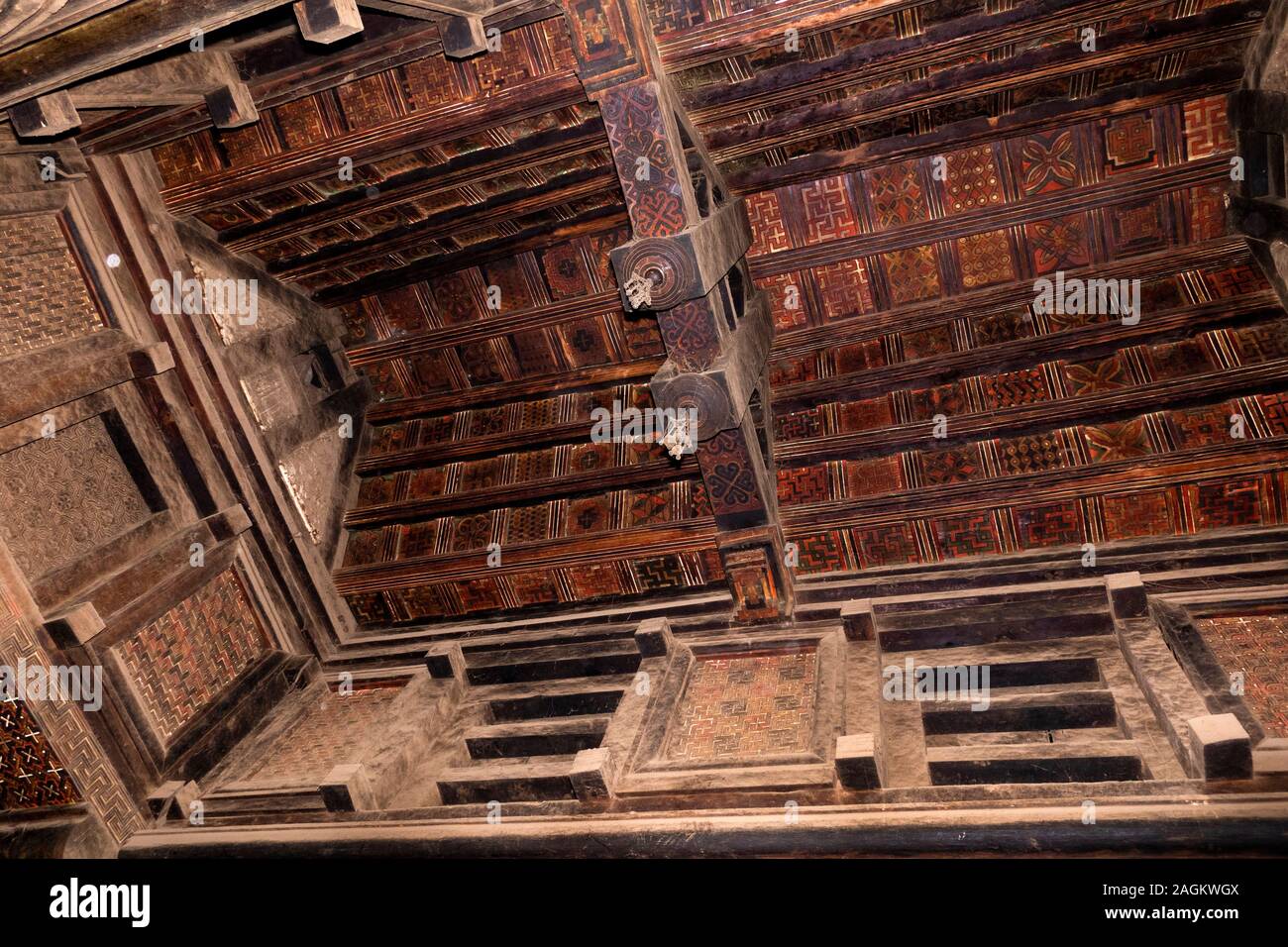 L'Éthiopie, région d'Amhara, Lalibela, Yemrehanna Kristos monastère, à l'intérieur de l'église troglodyte, gravé ou incrusté de toit lambris de bois Banque D'Images