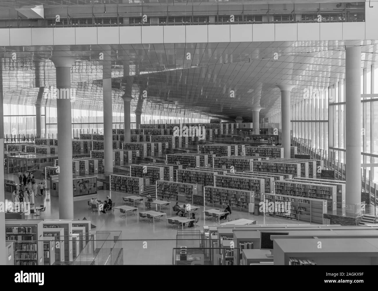 L'une des premières bibliothèques publiques dans la région du golfe Persique, le Qatar National Library est l'un des principaux monuments à Doha. Ici ses intérieurs Banque D'Images