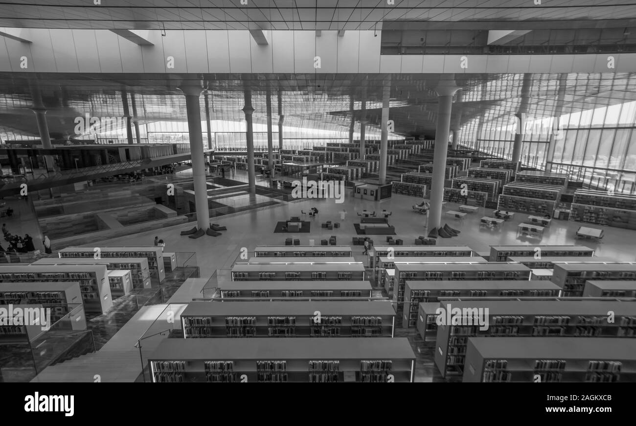 L'une des premières bibliothèques publiques dans la région du golfe Persique, le Qatar National Library est l'un des principaux monuments à Doha. Ici ses intérieurs Banque D'Images