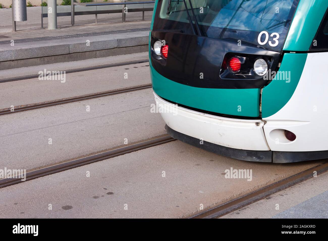 Close-up d'un vert et blanc moderne dans les rails de tramway. Détail de l'éclairage, un certain nombre de trois et la cabine du conducteur du tramway s'est arrêté dans le tramwa Banque D'Images