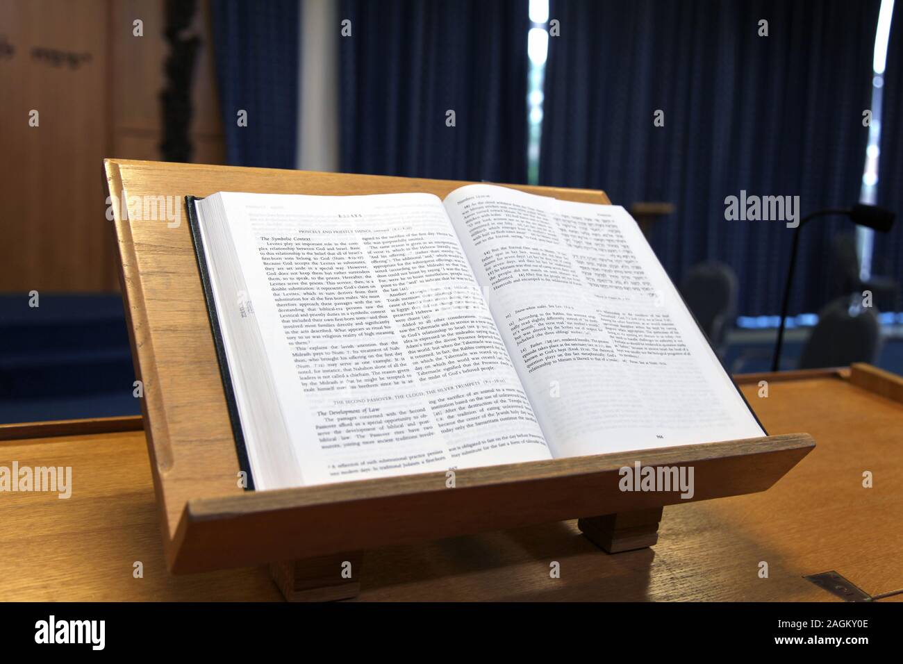 Une Torah présenté sur 'autel juif Bimah' Banque D'Images