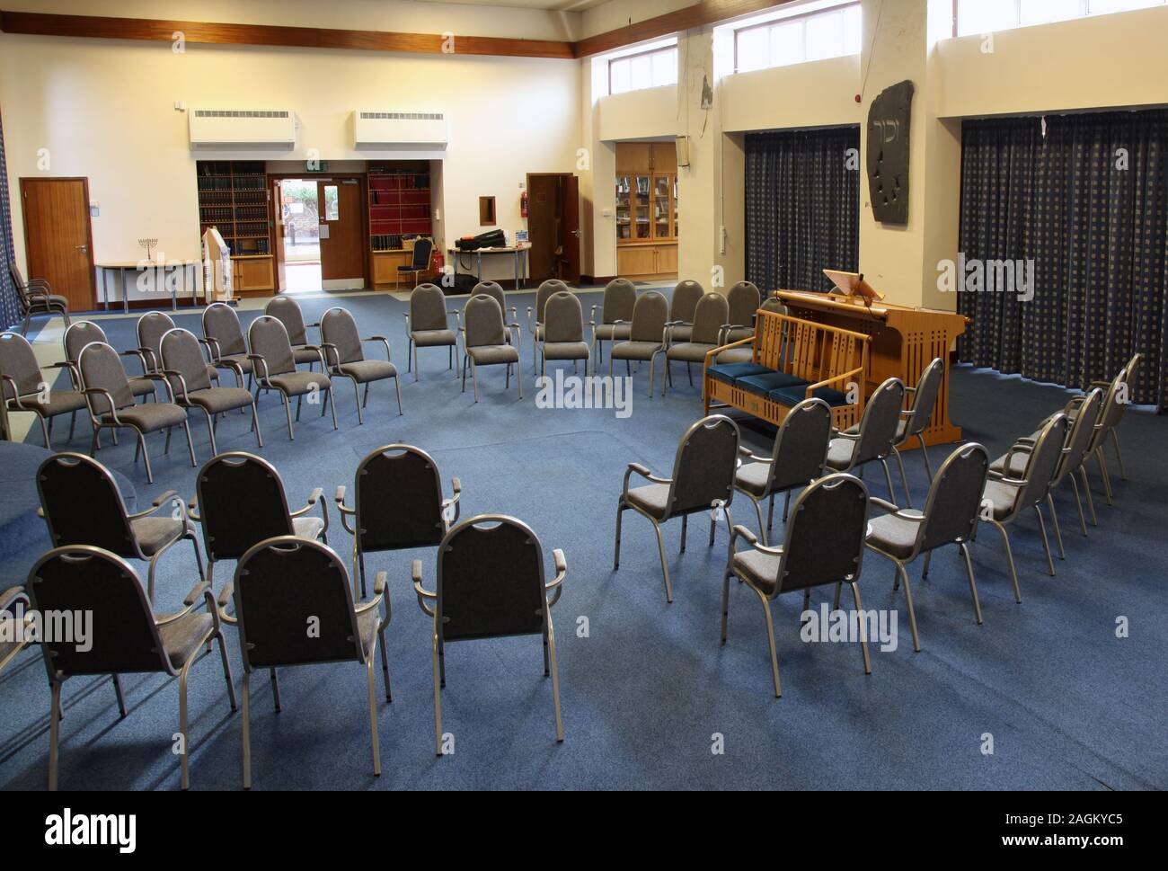 Vue en regardant Bimah 'autel' à l'intérieur de la North West Surrey Synagogue à Weybridge, Surrey, UK, 2019 Banque D'Images