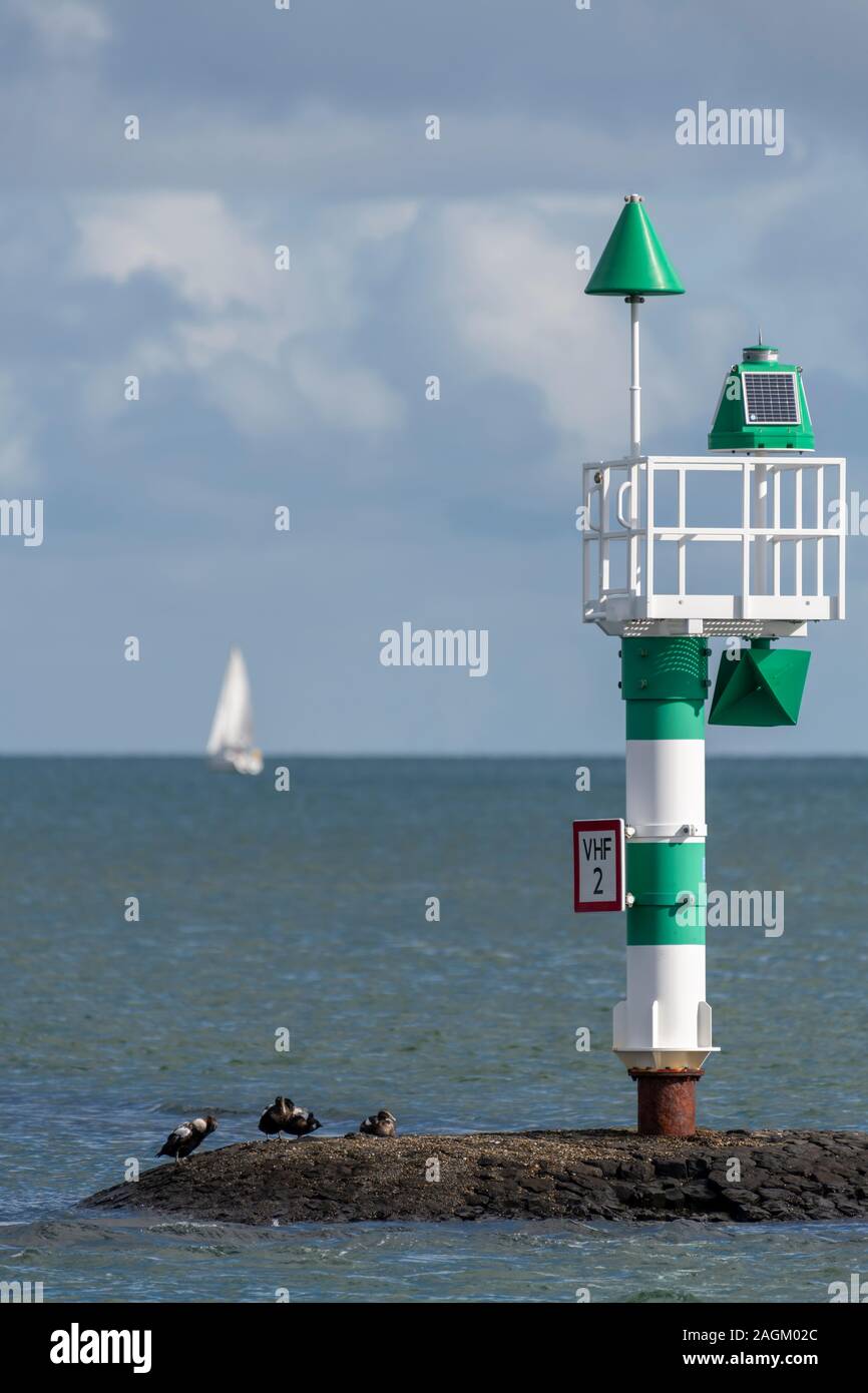 Voyage en haut de la digue dans le port de l'île de Terschelling dans le nord des Pays-Bas Banque D'Images