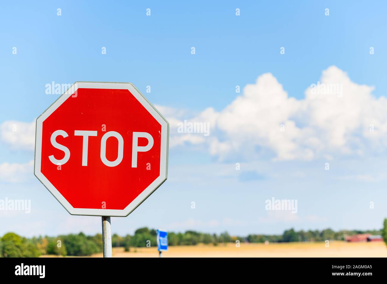 Panneau d'arrêt contre le ciel bleu Banque D'Images