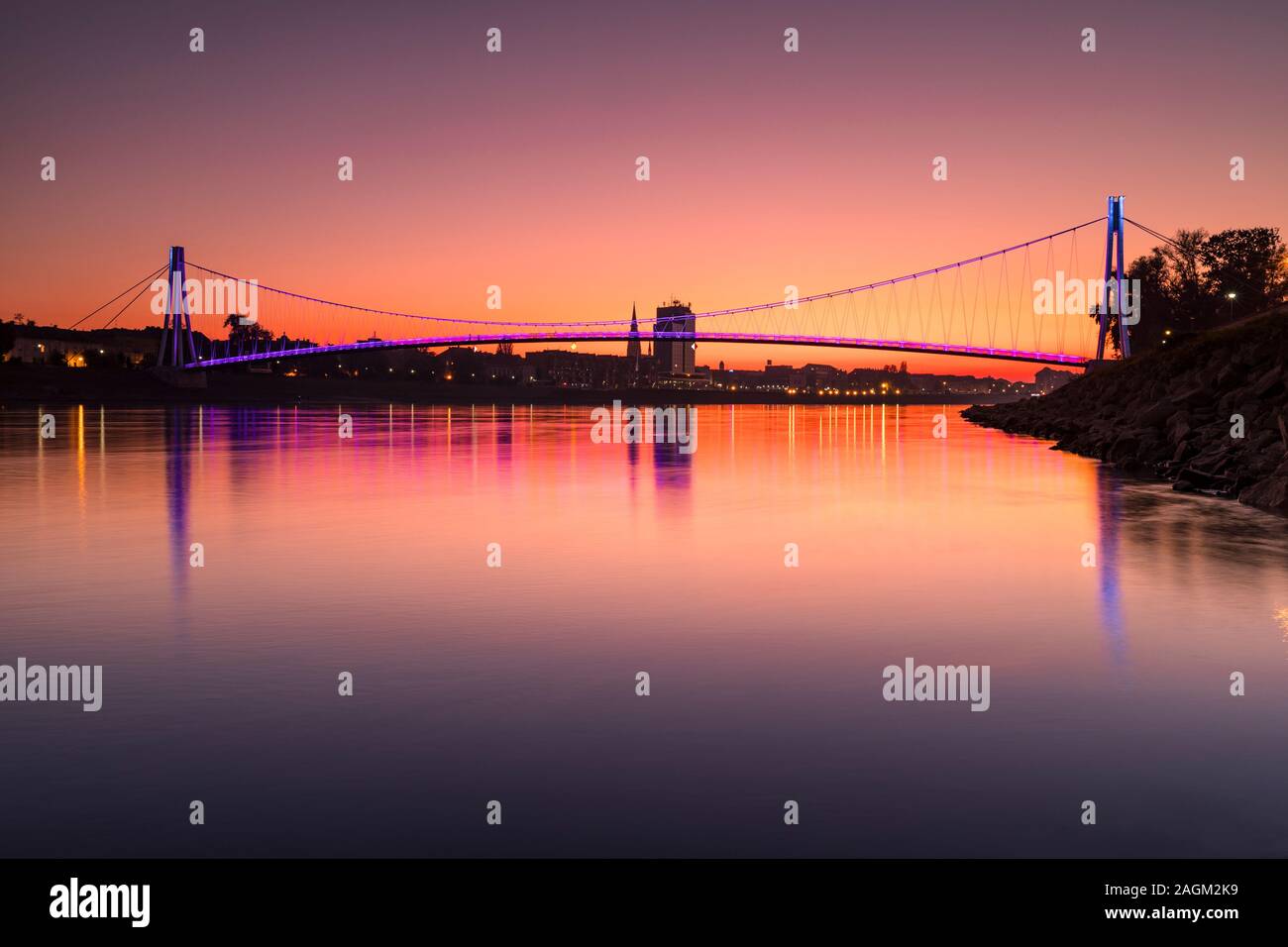 Panorama au coucher du soleil d'Osijek. Passerelle pour piétons au-dessus de la rivière Drava au coucher du soleil Banque D'Images