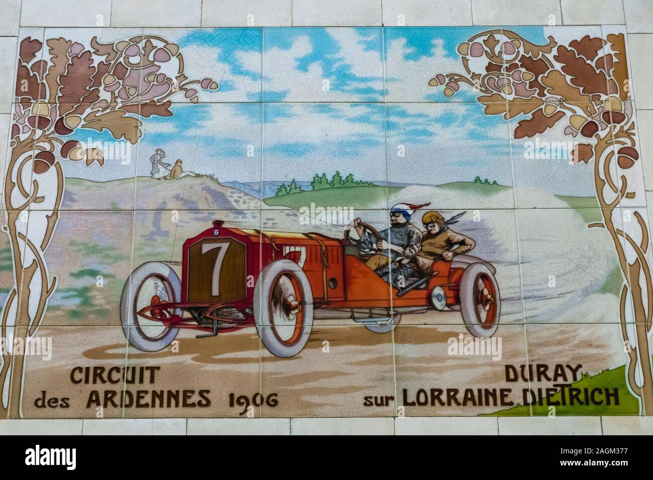 L'Angleterre, Londres, Chelsea, Michelin House, carrelage mural extérieur  montrant des voitures de course historiques Photo Stock - Alamy
