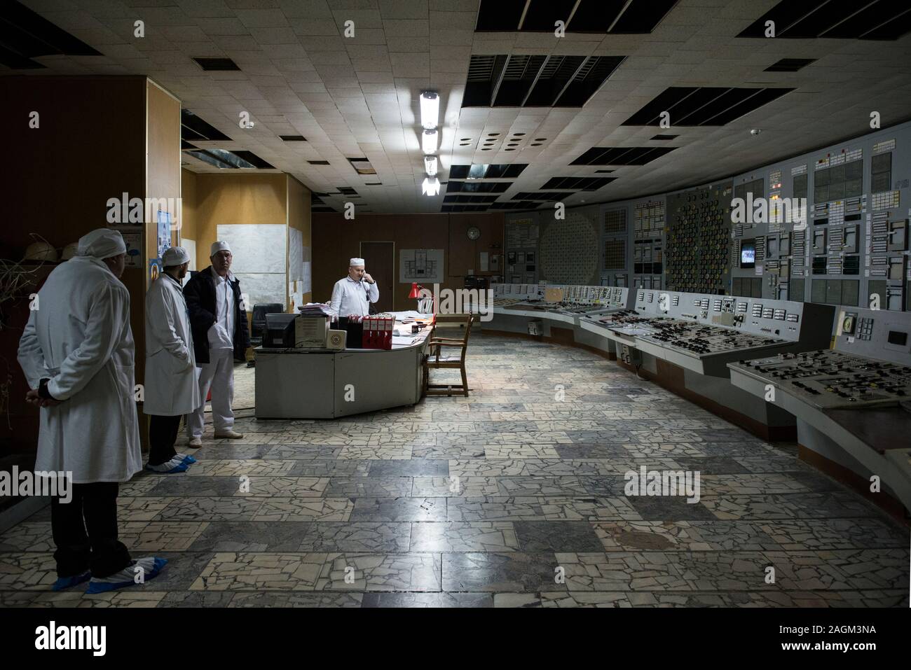 Employés de la centrale nucléaire de Tchernobyl qui travaillent dans la salle de contrôle du réacteur de Tchernobyl 2. La salle des opérations n'a toujours ses écrans et panneaux d'affichage d'origine de boutons de commande. Centrale nucléaire de Tchernobyl, Tchernobyl, Ivankiv, Kiev Kiev oblast, Ukraine, Europe Banque D'Images