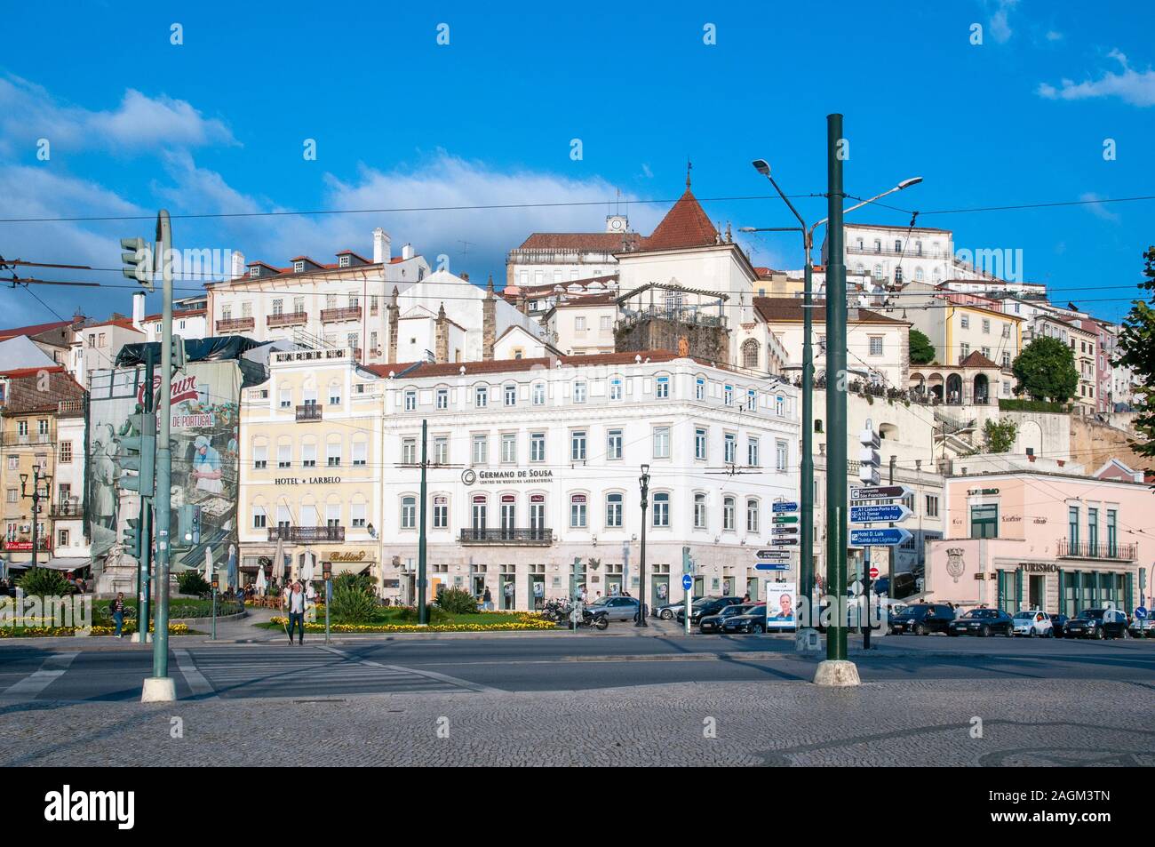 University Hill vu depuis le pont de Santa Clara sur la rivière Mondego, Coimbra, Portugal Banque D'Images