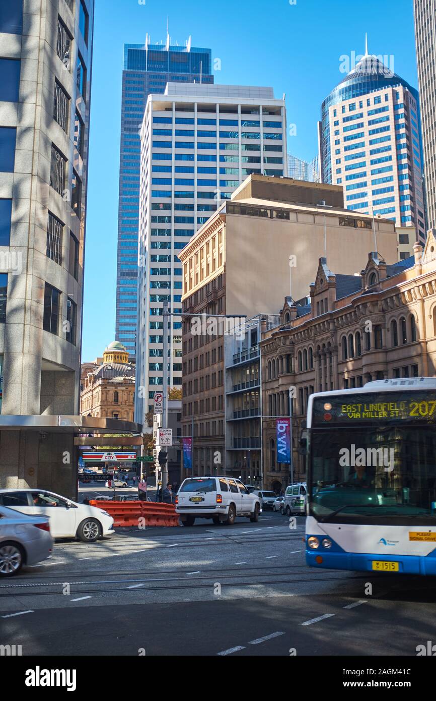 Vue de la rue Bridge à partir de la rue George dans le soleil du matin avec circulation montrant l'ancien et le nouveau bâtiment de Sydney, NSW, Australie Banque D'Images Vue de la rue Bridge à partir de la rue George dans le soleil du matin avec circulation montrant l'ancien et le nouveau bâtiment de Sydney, NSW, Australie Banque D'Images