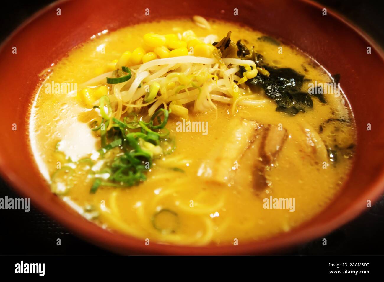 La soupe miso jaune avec des haricots de soja, algue, maïs, poulet et ramen en cuvette d'argile, Japon Banque D'Images