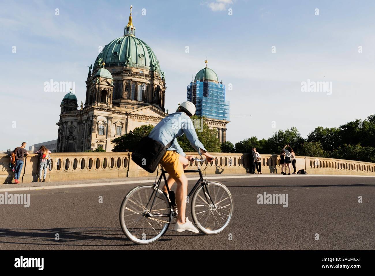 BERLIN, ALLEMAGNE - le 24 mai 2018 : des cyclistes et d'autres personnes à l'Friedrichsbrucke, pont sur la rivière Spree, avec le Berliner Dom, la cathédrale de Banque D'Images