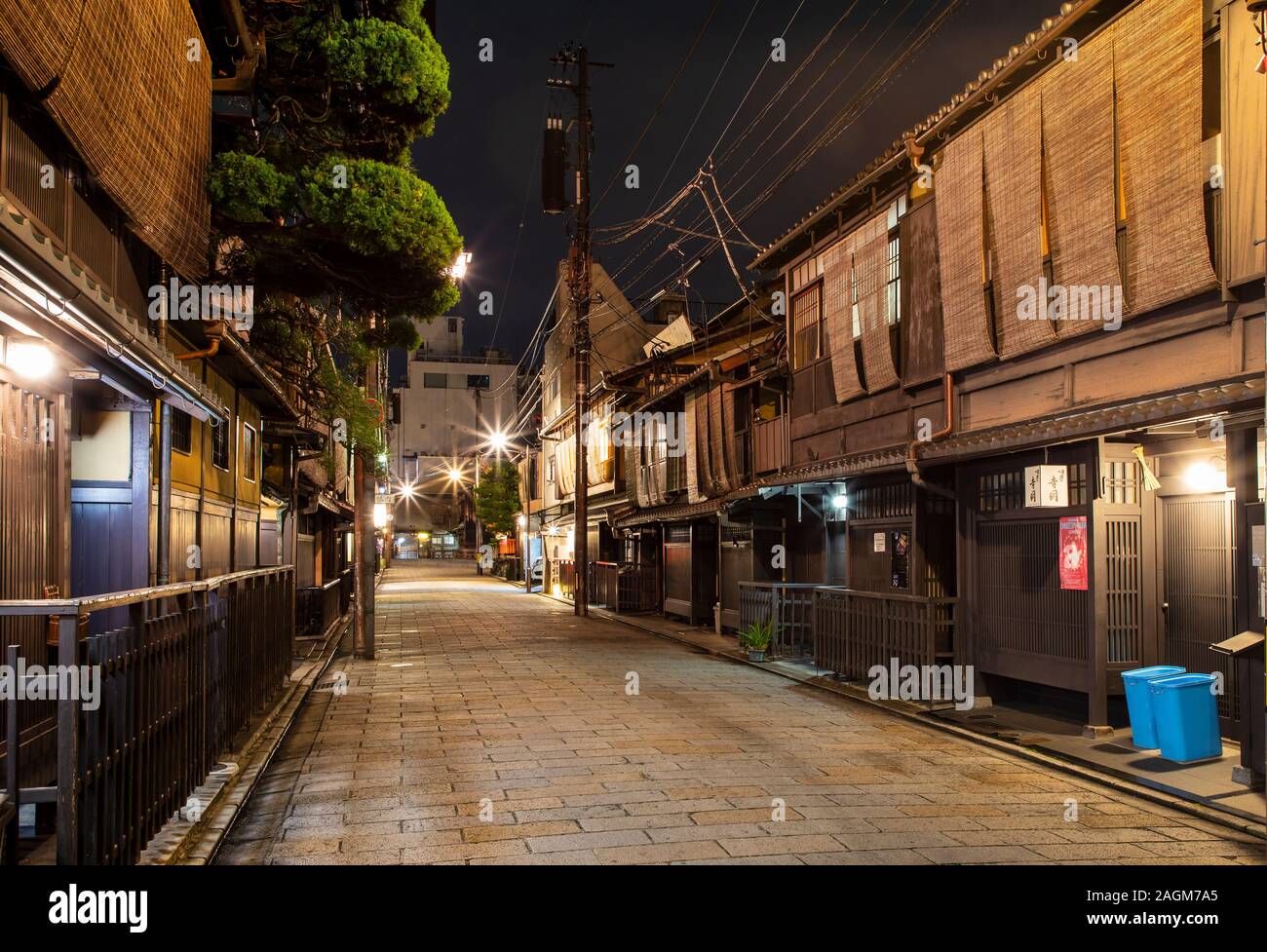 KYOTO, JAPON 17 Novembre 2019 : Gion est plus célèbre quartier de geisha avec forte concentration de maisons en bois traditionnel méchant. Banque D'Images