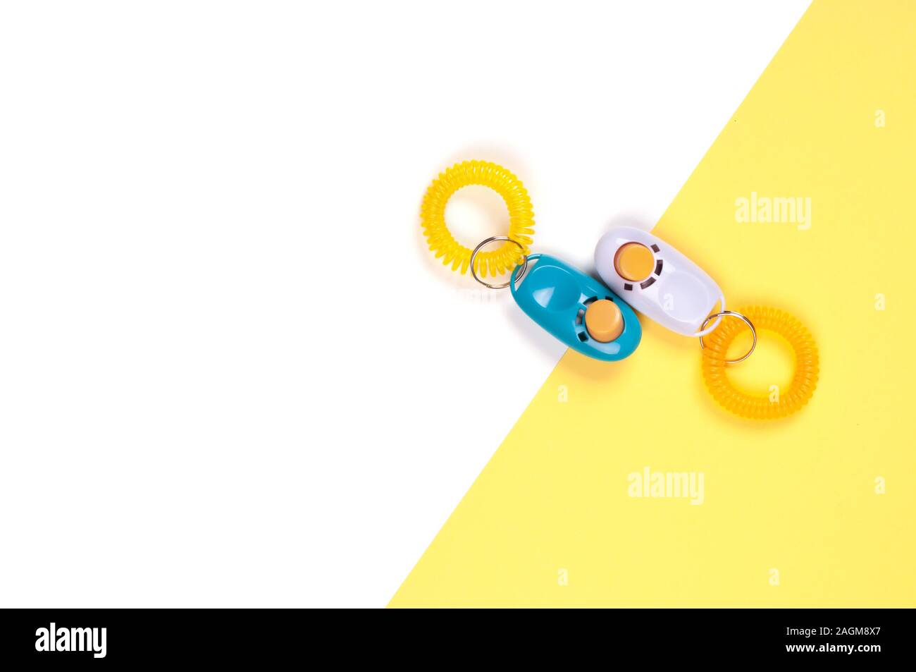 Certains cliqueurs colorées pour chien traning avec renforcement positif. Mise à plat. Place pour le texte. Banque D'Images