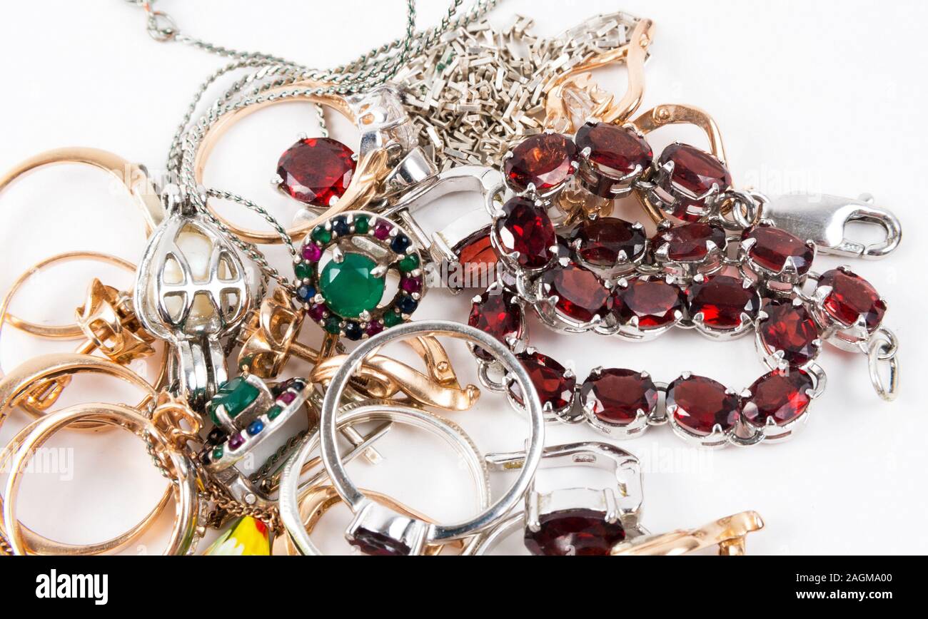 Bijoux divers sur le fond blanc Banque D'Images