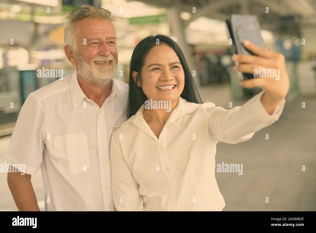 Multi-ethnic couple mature et heureux dans l'amour tout en explorant la ville de Bangkok, Thaïlande Banque D'Images