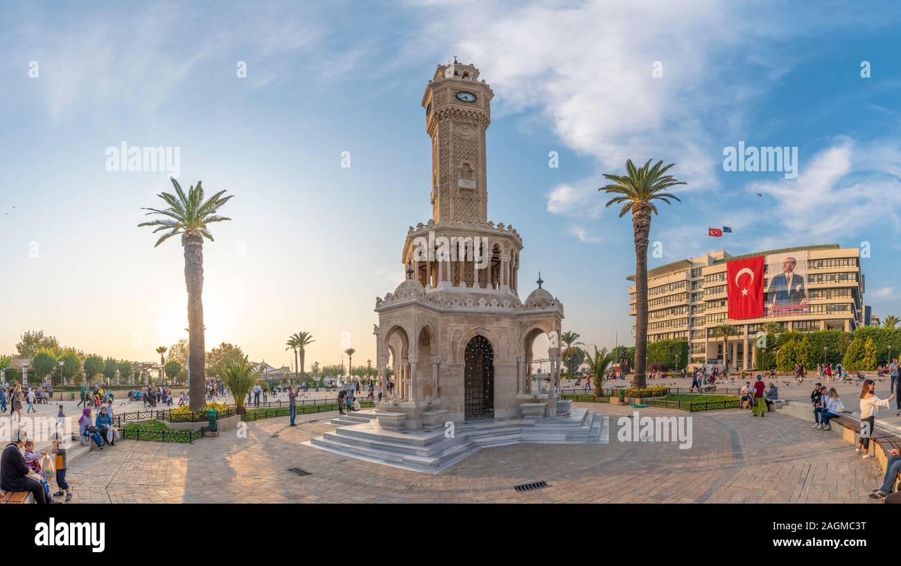 Izmir, Turquie - Konak Square Street view avec l'ancienne tour de l'horloge (Saat Kulesi) au coucher du soleil. Il a été construit en 1901 et accepté comme symbole officiel Banque D'Images