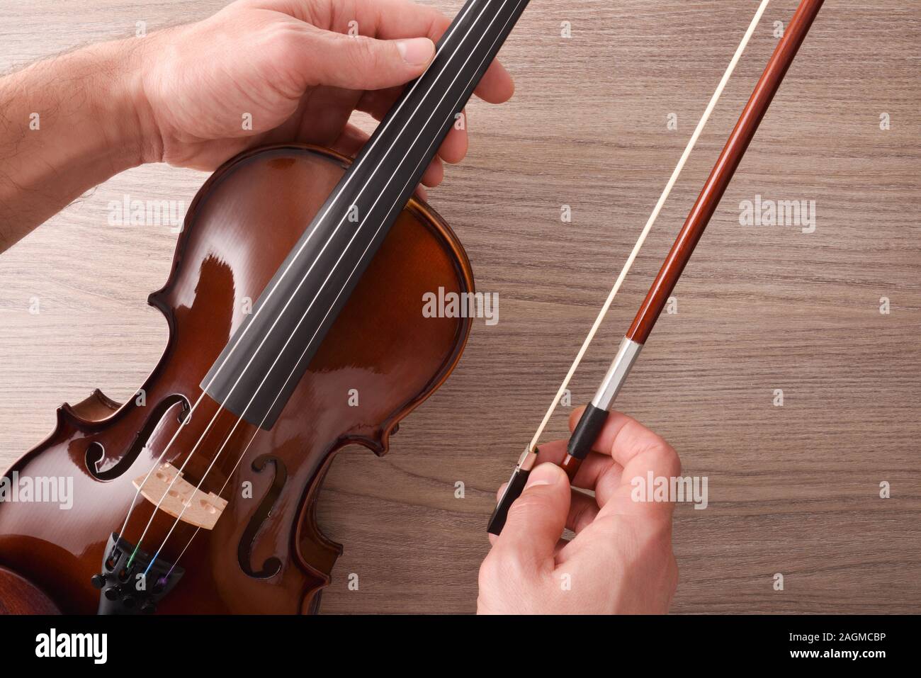 Ramasser des enseignants des élèves à partir d'un violon 1/2 table en bois. Vue d'en haut. Composition horizontale. Banque D'Images