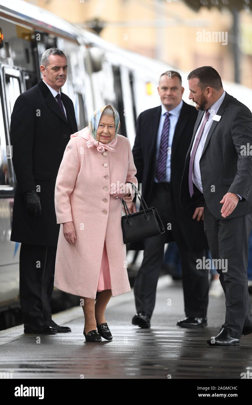 La reine Elizabeth II arrive à la gare de King's Lynn dans le Norfolk, après un voyage à Londres au début de son congé de Noël traditionnel, qui sera consacré à le Domaine Royal de Sandringham. Banque D'Images