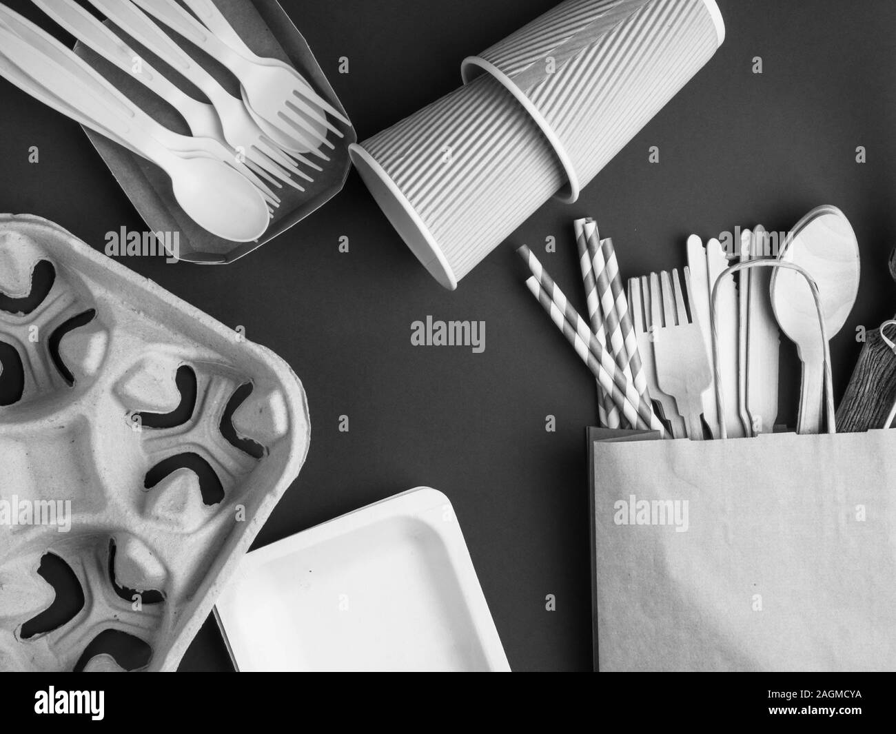 Eco Friendly et du papier en bois couverts, ustensiles jetables biodégradables, des matériaux naturels. Eco Friendly et plastique de concept. Monochrome Banque D'Images