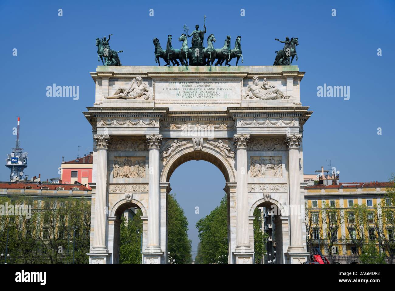 Milan Italie 17 Avril 2019 : l'arche de la paix (l'Arco della Pace). Au-dessus de la structure , Sestiga della Pace,bronze par Abbondio Sangiorgio , Piazza Sempion Banque D'Images