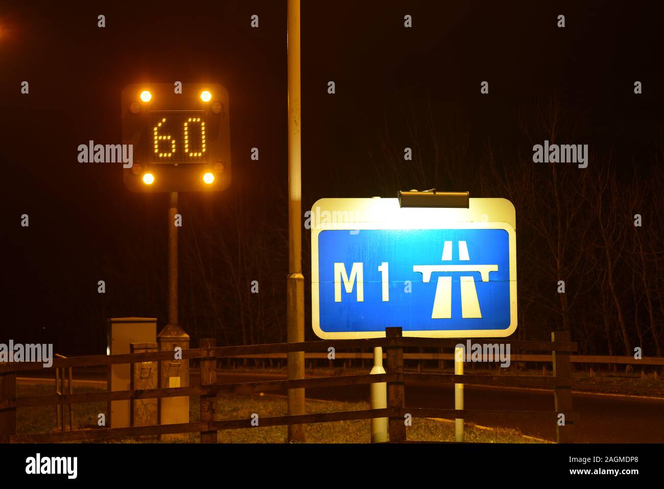 Panneau d'avertissement clignotant de 60 mph limite de vitesse réduite en raison de travaux sur l'autoroute M1 Leeds united kingdom Banque D'Images