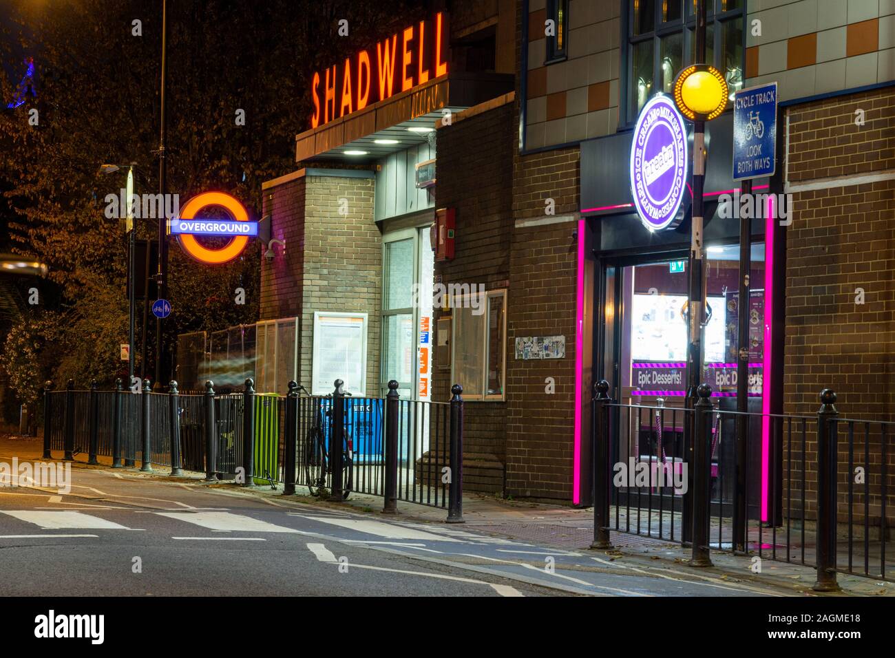 Londres, Angleterre, Royaume-Uni - 18 novembre 2019 : station Shadwell sur la East London Line de l'Overground est éclairé la nuit sur le câble Street dans l'East End. Banque D'Images