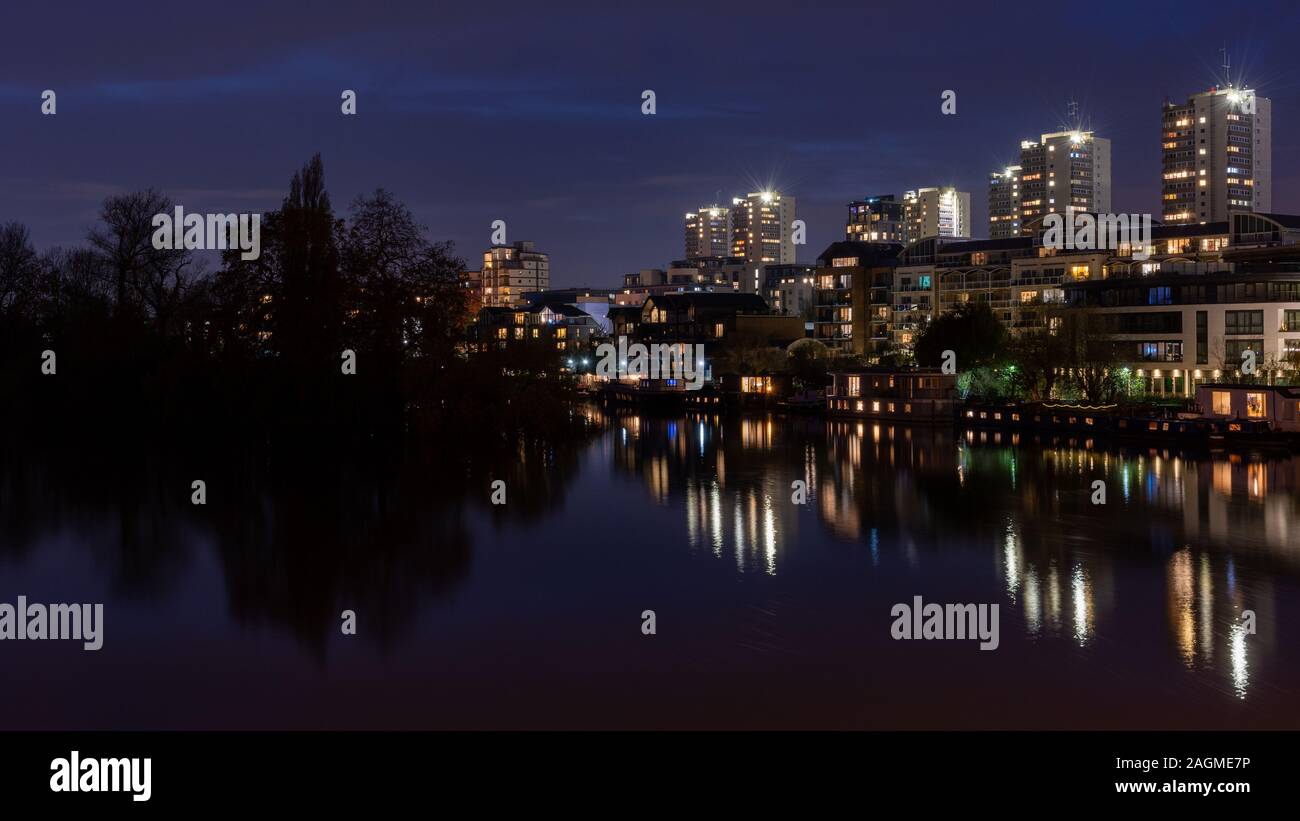 Les bateaux-maisons et immeubles d'appartements au bord de la Thames ligne Brentford au crépuscule, avec le Conseil de l'arisème dragon House derrière. Banque D'Images