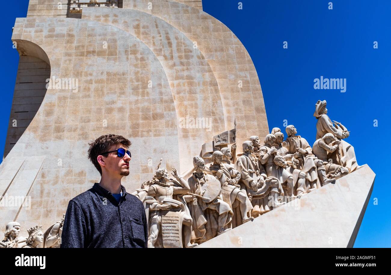 Séjour touristique en lunettes de soleil dans l'avant du Monument des Découvertes sur une journée ensoleillée. Banque D'Images